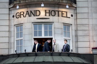 INSPISERT: Representanter for amerikanske myndigheter inspiserte Grand Hotel i Oslo hvor president og fredsprisvinner Barak Obama skal hilse folket etter mottakelsen av Nobels Fredspris 2009. 
Foto: Henning Lilleg�rd / Dagbladet

Behandlet eller vurdert som ferdig av bildedesk