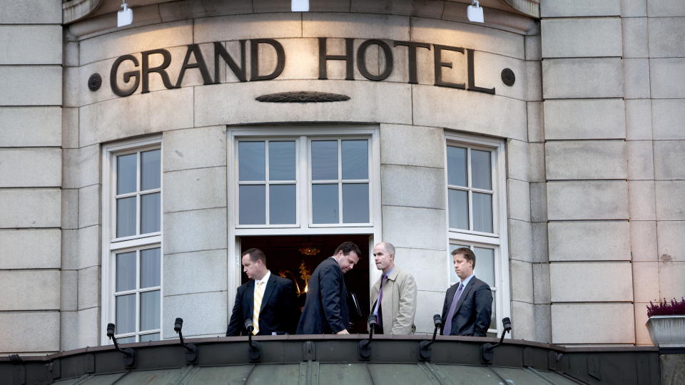 HER SKAL OBAMA ETTER PLANEN HILSE FOLKET: Agenter fra Secret Service inspiserte balkongen p� Grand Hotel i slutten av oktober. 
Foto: Henning Lilleg�rd