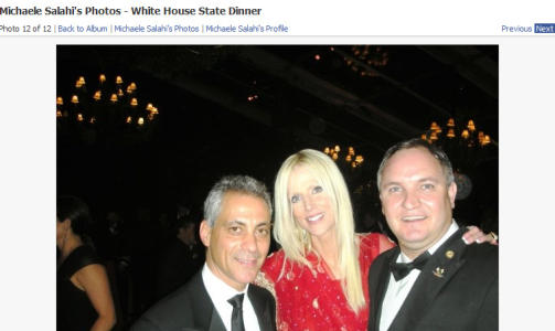 MED STABSSJEFEN: Ekteparet fikk tatt bilde av seg selv sammen med Rahm Emanuel, Barack Obamas mektige stabssjef. Foto: AP Photo/Scanpix/Facebook