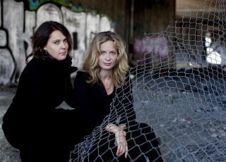 FIKSJONSFILMEN: Margreth Olin sammen med Maria Bonnevie, som spiller hovedrollen som �Lea� i filmen �Engelen�. FOTO: ESPEN R�ST