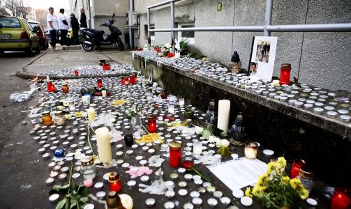 SORG: Det er lagt ned blomster og lys ved �stedet. Foto: Torbj�rn Gr�nning/Dagbladet