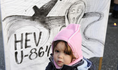 KVIKKS�LV: Norske, amerikanske og europeiske myndigheter jobber for � fase det ut. Her demonstrerer Isabella Nordstrand p� Fedje for heving av kvikks�lv-ub�ten U-864. Foto: Marit Hommedal / SCANPIX