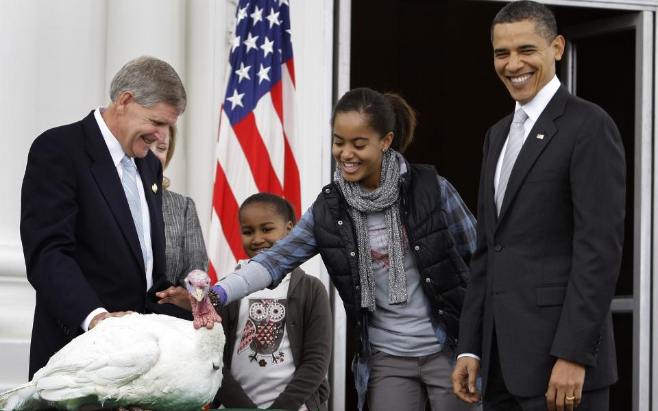 BLIR HJEMME Malia og Sasha Obama, her under ableg�yene under den �rlige ben�dningen av en kalkun i forkant av Thanksgiving denne uka,  blir ikke med til Oslo, if�lge Nobelinstitituttet.