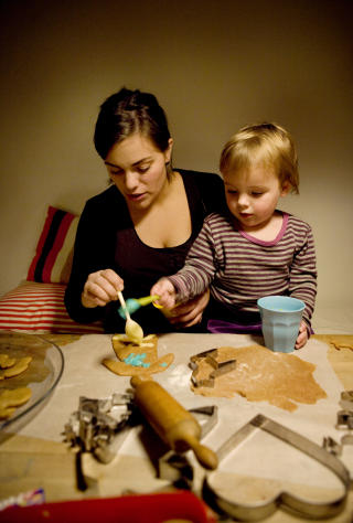 Lager selv: Charlotte Cappello Sylte liker å lage både julegavene og kakene selv. Her med datteren Ella (2). Lager selv: Charlotte Cappello Sylte liker å lage både julegavene og kakene selv. Her med datteren Ella (2).
