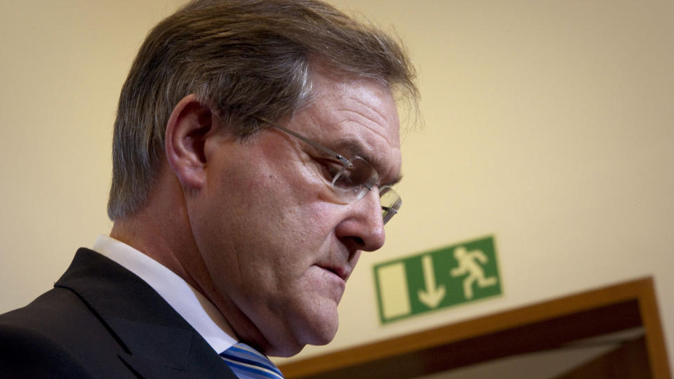 Tidligere forsvarsminister Franz Josef Jung trekker seg fra den tyske regjeringen. Foto: REUTERS / Thomas Peter / SCANPIX