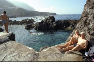 GARACHICO: Det spreke paret legger gjerne fjellturen slik at den ender ved en strand, her er det de naturlige havsbadene ved Garachico p� Tenerife.  

Foto B�LSTAD/GEIR Dagbladet<