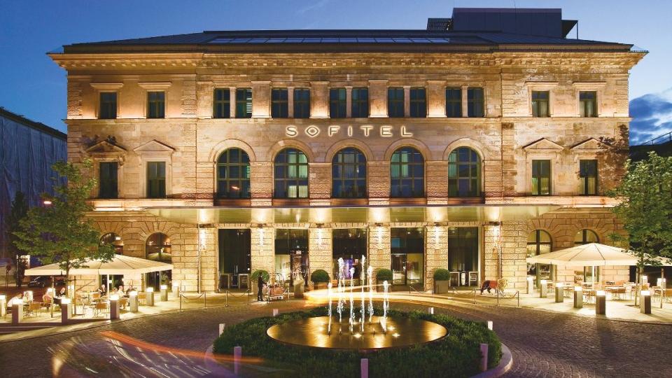 HARDT UTENP�: Munchens gamle hovedpostkontor ble i 2004 forvandlet til Sofitel Hotel. Her stenges byens larm ute.