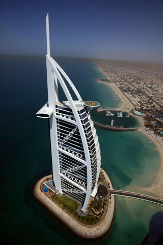 LANDEMERKE: Burj Al-Arab-hotellet er blitt et landemerke i Dubai. Foto: AFP PHOTO/POOL/DAVID CANNON/Scanpix