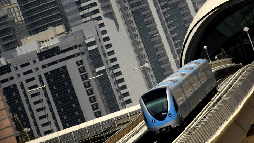 FINANSMETROPOL: Dubai preges av voldsomme h�yhus og fasjonabel transport. Men pengemekkaet er rammet av en voldsom gjeldskrise. Foto: AFP PHOTO/KARIM SAHIB/Scanpix
