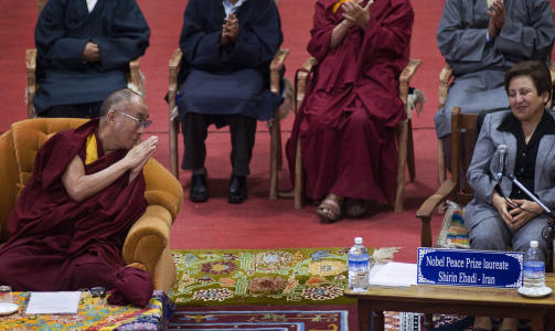  AKTIV I:  Shirin Ebadi har reist rundt i verden og m�tt andre menneskerettighetsforkjempere siden hun forlot Iran f�r valgdagen i juni i �r. Her i Dharmsala i India 27. oktober sammen med Dalai Lama. To andre fredsprisvinnerne, Jody Williams og Mairead Corrigan Maguire, var ogs� p� dette m�tet i en barneby for tibetanske barn. Foto: ASHWINI BHATIA, AP/SCANPIX.
