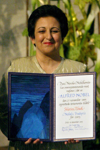  P� DAGEN:  Shirin Ebadi med Nobel-diplomet etter under seremonien i Oslo r�dhus 10. desember 2003. Arkivfoto: ODD R. ANDERSEN, AFP/SCANPIX.