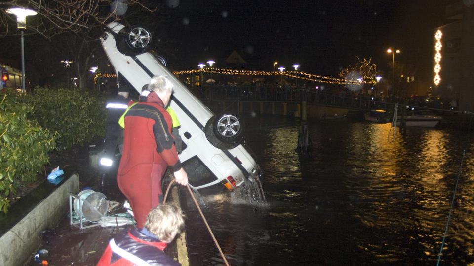 HAVNET I ELVA: �rsaken til hvorfor bilen med de to personene havnet i elva er forel�pig ukjent. Redningsmannskaper fikk hevet bilen etter nesten en time. Tilstanden til kvinnen (42) og jenta (15) er kritisk og ustabil. Foto: Karsten Valand