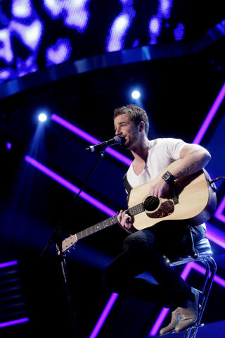 LAVM�LT: Med gitaren p� kneet sang Tommy Wonderwall og Look Like Her.
Foto: Cornelius Poppe / Scanpix
