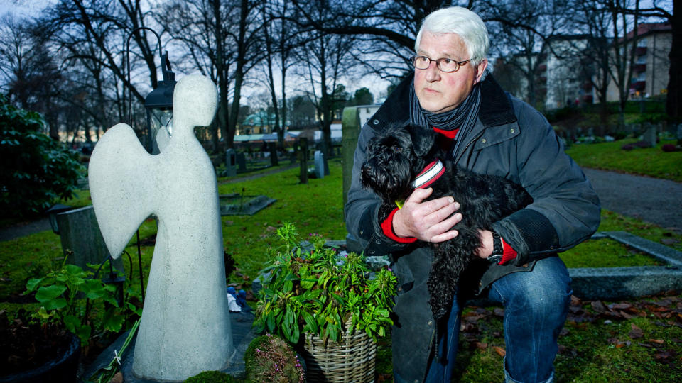 VAR MISTENKT FOR MORD P� SIN KONE: Ingemar Westlund (68). Her ved graven sammen med hunden Yocke. Foto: Christian �rnberg