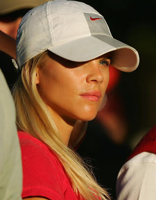 REDDET EKTEMANNEN: Elin Nordegren Woods reddet sin ektemann og golfstjerne ut av bilen etter ulykken. Foto: Scott Halleran/Getty Images/AFP