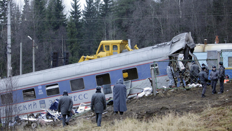  KAOS:  En av de avsporede togvognene i gr�lysningen i dag. Foto: DENIS SINJAKOV, REUTERS/SCANPIX.