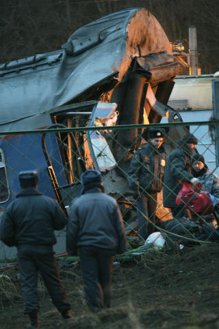 TRAGEDIE: Flere mennesker kan v�re fastklemt i toget. Foto: AFP PHOTO/ KIRILL KUDRYAVTSEV/Scanpix