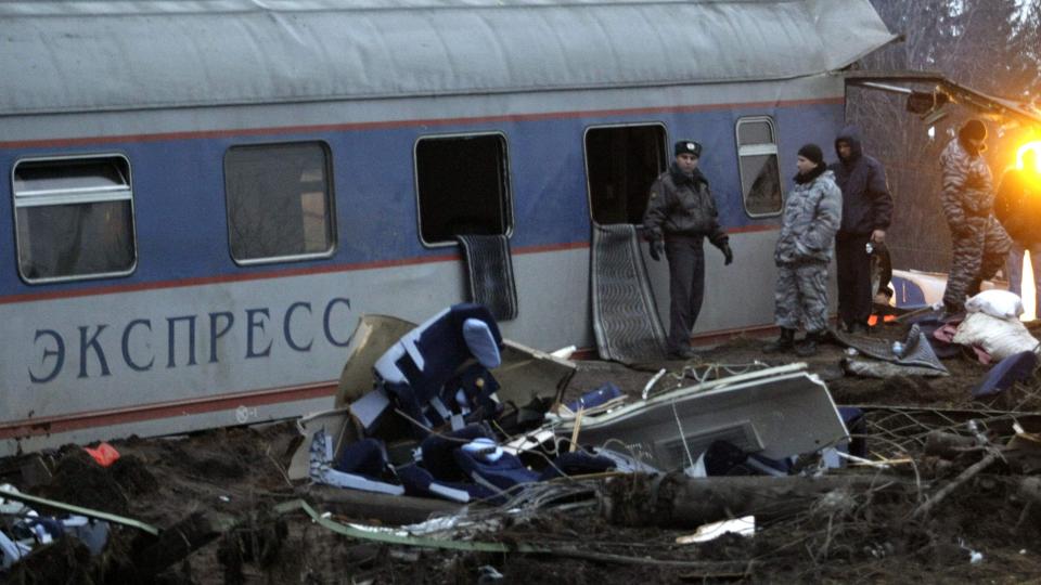 KNUST UNDER TOGET: Mange er fortsatt savnet. Myndighetene g�r n� utfra at togulykka er et terrorangrep. Foto: AP Photo/Ivan Sekretarev/Scanpix