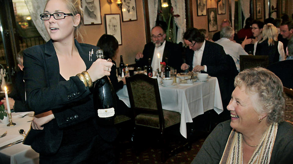 ALDRI SYK: Hovmester Tilde Peterzon ved Engebret Cafe har ingen frav�rsdager i l�pet av sine tre �r ved Oslo-restauranten. I g�r kveld
serverte hun festklare julebordsgjester.Foto: Jacques Hvistendahl/Dagbladet