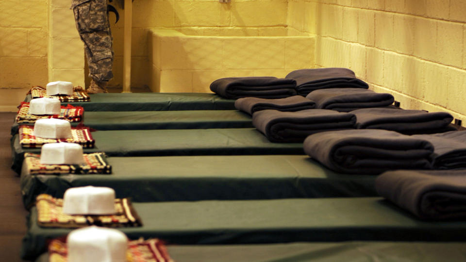 BEDRE FORHOLD? Et nytt fengsel skal snart �pne p� den amerikanske basen ved Bagram-flyplassen i Afghanistan, og skal gi fangene bedre forhold enn de har hatt tidligere. USAs president Barack Obama har sagt at det m� bli slutt p� ulvolige avh�rsmetoder. Likefullt kommer det nye anklager om at amerikanerne utsetter afghanske fanger p� basen for inhuman behandling. Massoud HOSSAINI/AFP