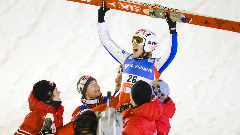 HOPP-OPPTUR: Bj�rn Einar Rom�ren vant dagens renn i finske Kuusamo med hopp p� 139,5 og 139 meter. Til begeistring for b�de seg selv og lagkameratene som hadde alt � hevne etter den begredelige sjuendeplassen i lagkonkurransen i g�r. Foto: Heiko Junge, Scanpix