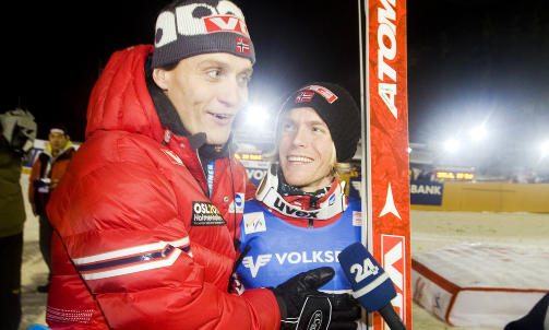 - GODT FORBEREDT: Trener Mika Kojonkoski roser Bj�rn Einar Rom�ren for hardt arbeid i h�st, som i dag ble bel�nnet med Norges f�rste hoppseier siden Rom�ren selv vant i februar 2008. 
Foto: Heiko Junge, Scanpix