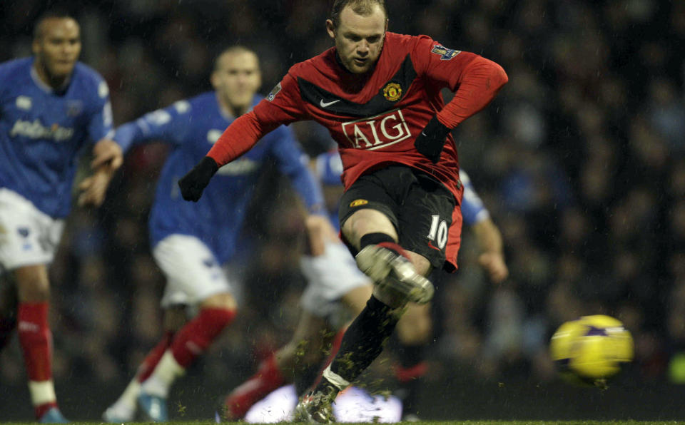 SIKKER STRAFFESKYTTER: Wayne Rooney var sikkerheten selv da han fikk to muligheter fra straffemerket i kampen mot Portsmouth. United-spissen n�dde dessuten et tosifret antall ligam�l denne sesongen da han scoret hattrick.Foto: SCANPIX/AP Photo/Lefteris Pitarakis
