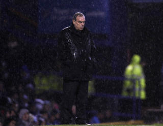 INGEN UNITED-REVANSJ: Avram Grant ledet sin f�rste kamp fra sidelinja siden det forsmedelige finaletapet mot Manchester United i Champions League for halvannet �r siden. Han m� enn� vente en stund f�r han f�r sin revansj.Foto: SCANPIX/AP Photo/Lefteris Pitarakis