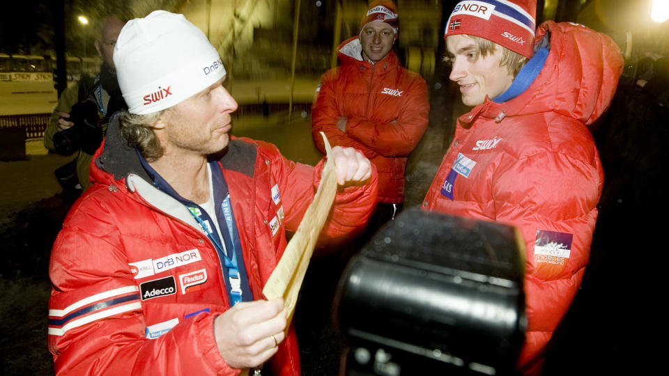 - KAN JEG L�NE EI UNDERBUKSE, �GE? Petter Northug ankom i kveld Kuusamo uten bagasjen sin. Her sammen med landslagssjef �ge Skinstad.  Northug g�r 15 kilometer klassisk i morgen.
Foto: Heiko Junge, Scanpix