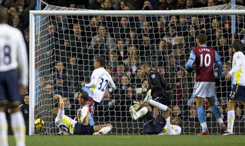 KAOS: Tottenham-spillerne ligger str�dd foran eget m�l, og John Carew kan se lagkamerat Gabriel Agbonlahor krangle inn 1-0 for Aston Villa. Foto: Chris Ratcliffe, AFP/Scanpix