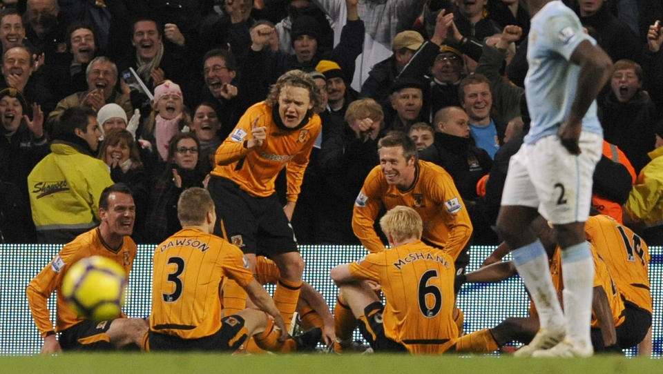 PARODI-FEIRING: Hulls Jimmy Bullard gir lagkameratene en skjennepreken foran tydelig begeistrede supportere etter � ha utliknet p� straffe mot Manchester City. Feiringen var en parodi p� manager Phil Browns oppsiktsvekkende pauseprat i tilsvarende oppgj�r 2. juledag i fjor. Foto: Nigel Roddis, Reuters/Scanpix