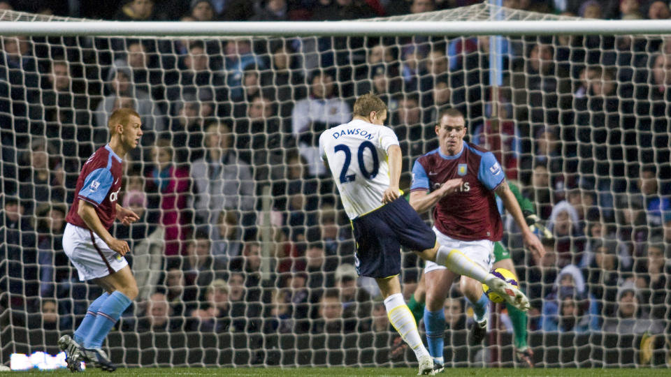 DR�MMETREFF: Michael Dawson er ikke s� ofte i avslutter-posisjon, men da alle de andre sjansene til Tottenham p� utrolig vis ble blokkert, tok dagens Spurs-kaptein ansvar og d�ljet inn utlikningen. Foto: Chris Ratcliffe, AFP/Scanpix