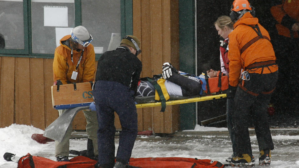 TIL SYKEHUS: Amerikanske TJ Lanning falt stygt og ble fraktet til sykehus i helikopter under kveldens utforrenn i Lake Louise i Canada.Foto: Andy Clark, Reuters/Scanpix