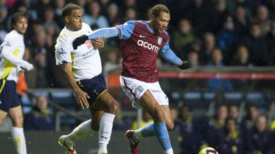 VIKTIG FOR VILLA: Aston Villa-manager Martin O'Neill sier det er viktig for ham � beholde John Carew. Han tror ikke det er noen fare for at spissen hans forsvinner til Fenerbahce i januar, men t�r ikke love noe. Foto: Chris Ratcliffe, AFP/Scanpix
