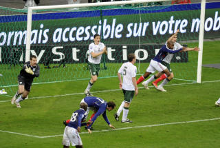1-1 OG IRLAND-EXIT: William Gallas scoret m�let etter Henry-handsen, til voldsomme irske protester. Foto: REUTERS/Jacky Naegelen