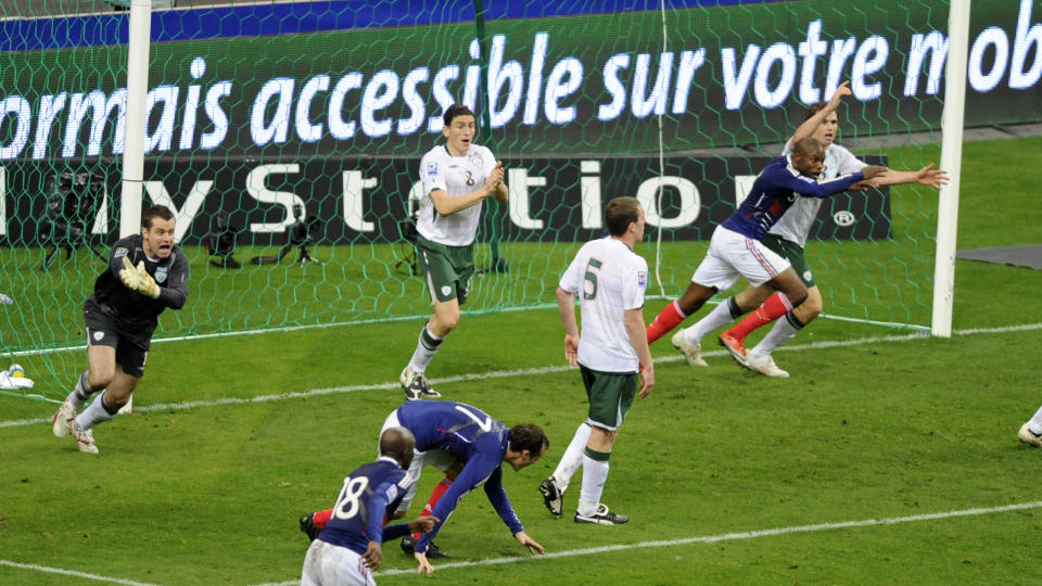 HANDS! De irske spillerne reagerer etter baklengsm�let mot Frankrike. Thierry Henry handset i forkant av m�let, men f�r n� st�tte av FIFA-president Sepp Blatter. Foto: Scanpix / Reuters / Jacky Naegelen