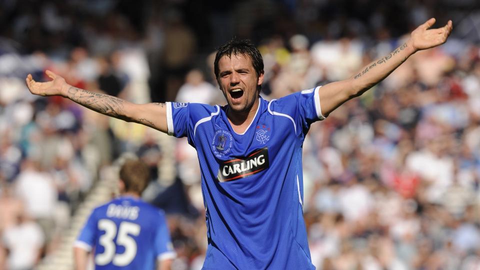 TATT MED BUKSA NEDE: Rangers-spissen Nacho Novo etterforskes av skotsk politi etter at han dro ned sin egen shorts.Foto: SCANPIX/REUTERS/Russell Cheyne