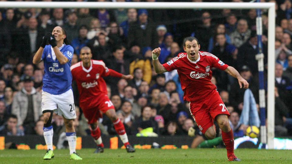 HELDIG OG GOD: Javier Mascherano ga Liverpool ledelsen via beinet til Joseph Yobo, som trolig blir kreditert scoringen. Steven Pienaar har all grunn til � fortvile.Foto: SCANPIX/EPA/LINDSEY PARNABY