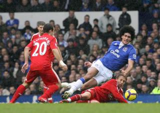 SL�STE: Marouane Fellaini og de andre Everton-angriperne hadde flust med sjanser, men maktet ikke � utnytte dem.Foto: SCANPIX/EPA/LINDSEY PARNABY