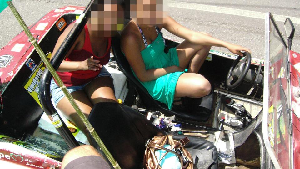P� TUR: 22-�ringen og 28-�ringen var i Brasil i 2008. I bagasjen hjem hadde de med seg 6,25 kilo kokain, blandet ut i v�ske. I tollen p� Arlanda flyplass i Stockholm ble de tatt. Foto: Privat