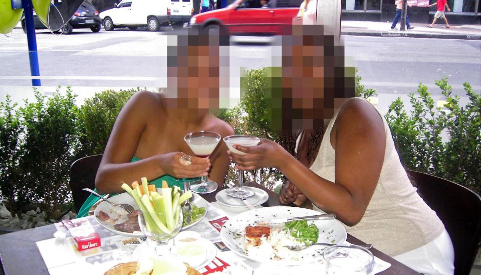 JENTENE P� SMUGLERTUR: Her er de to norske jentene (21 og 27 �r) p� stranda i Brasil. P� vei hjem hadde de med seg ti flasker flytende kokain i bagasjen, men ble tatt p� Arlanda flyplass i Stockholm. N� har politiet avsl�rt at samme nettverk st�r planleggingen av tre andre smuglerturer. Foto: Privat