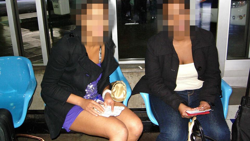 SMUGLET: De antatte organisatorene bak kokainsmuglingen forklarer seg i Oslo tingrett i dag. To jenter (22 og 28 �r) ble tatt p� Arlanda flyplass i Stockholm 14. oktober 2008. Foto: Privat