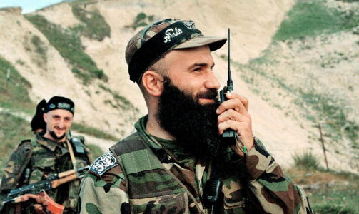 JOBBET FOR BASAJEV: Islamistleder og terrorist Shamil Basajev ble drept i 2006. Her i Dagestan i 1999. Foto: AP Photo