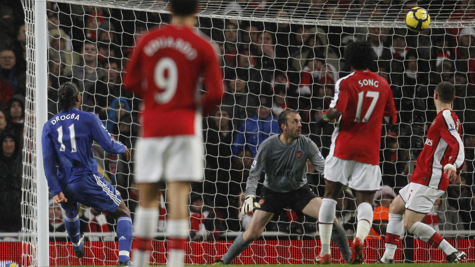 STYRING: Arsenal-m�lvakt kunne bare se Chelseas Didier Drogba styre ballen forbi seg, via tverrligger og stolpe, til 1-0 til bortelaget.Foto: SCANPIX/REUTERS/Eddie Keogh