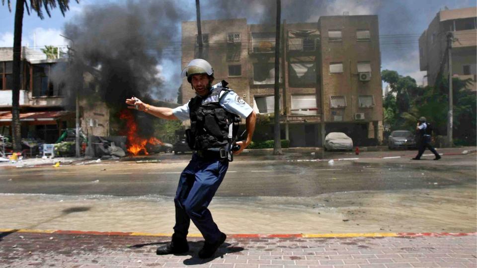 SENDER RAKETTER MOT ISRAELSKE SIVILE: Her har en rakett sendt fra Libanon sl�tt ned i et boligstr�k i Haifa. Bildet er fra 2006. Foto: Amnon Gutman/REUTERS