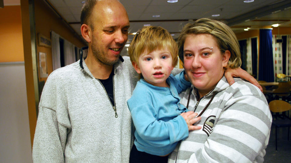 BARE NOE RISP: Adrian (1) som hoppet fra tredje etasje i Bergen i morges. Far Kenneth Ringdal og mor Yasmin Marthinussen er lykkelige over at det endte vell. Foto: Leif Stang/Dagbladet