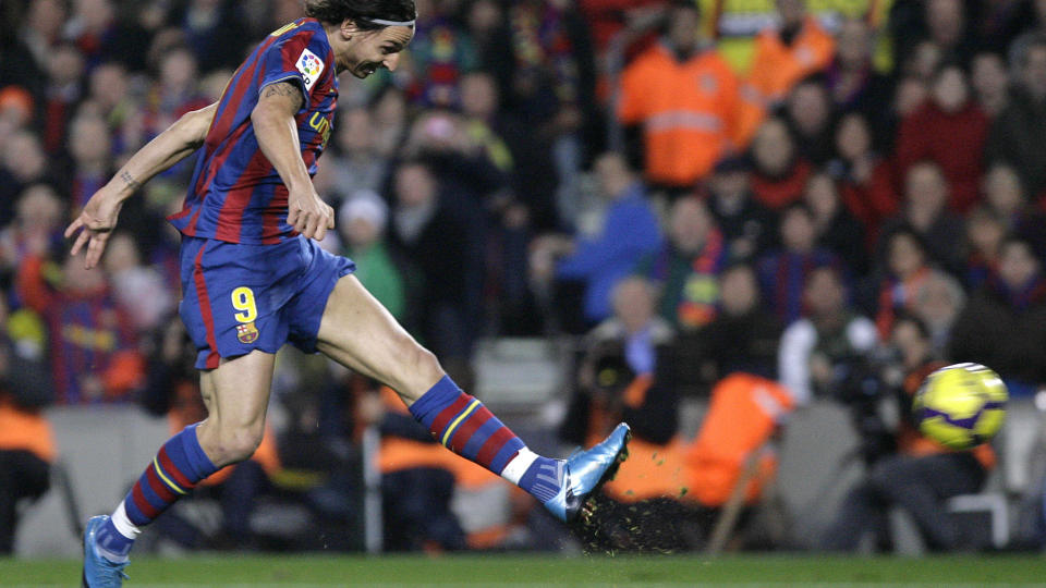 KLASSISK DEBUT: Zlatan Ibrahimovic hadde v�rt p� banen i fire minutter da han sendte dette skuddet forbi Iker Casillas og avgjorde i sitt f�rste m�te med Real Madrid for Barcelona.  Foto: Josep Lago, AFP/Scanpix