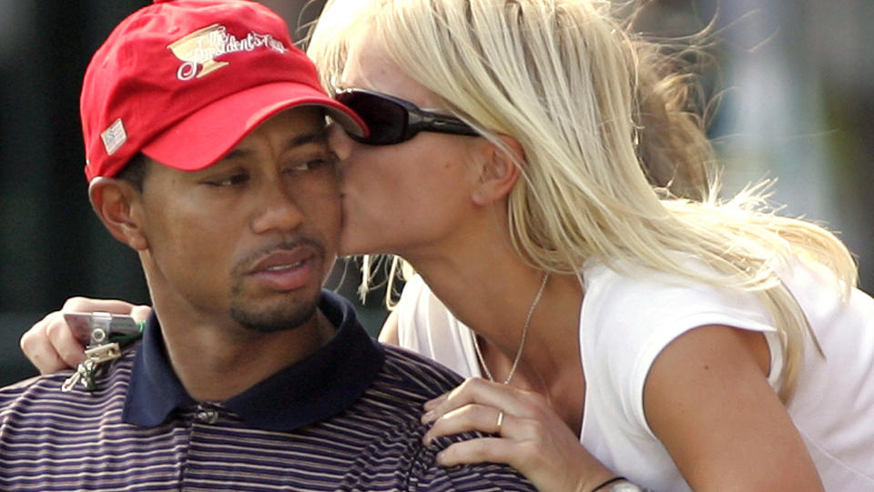 BEVISSTL�S I SEKS MINUTTER: Et vitne forteller at golfstjernen, her sammen med kona Elin, ble funnet uten sko p� beina etter ulykken. Foto: REUTERS/Shaun Best/