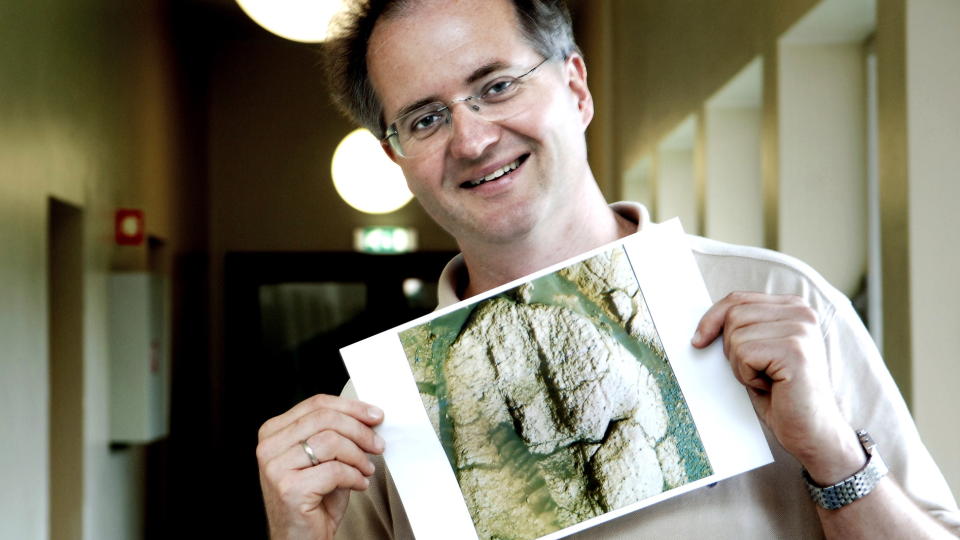 ENTUSIASTISK: Astronom Knut J�rgen R�ed �degaard med sitt favorittbilde fra Mars.
Foto:Steinar Buholm/Dagbladet.