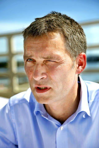 SKULER MOT SVERIGE: Jens Stoltenberg vil ha ned nordmenns sykefrav�r. Foto:Jacques Hvistendahl/Dagbladet